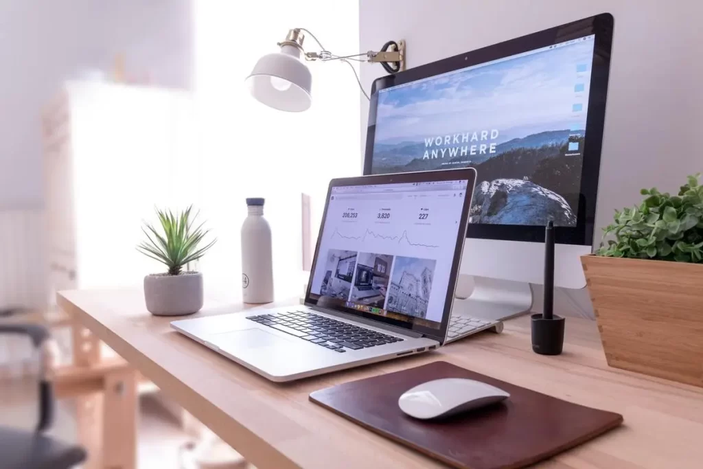 Laptop and monitor on a standing desk: How to optimize a sit-stand schedule for productivity