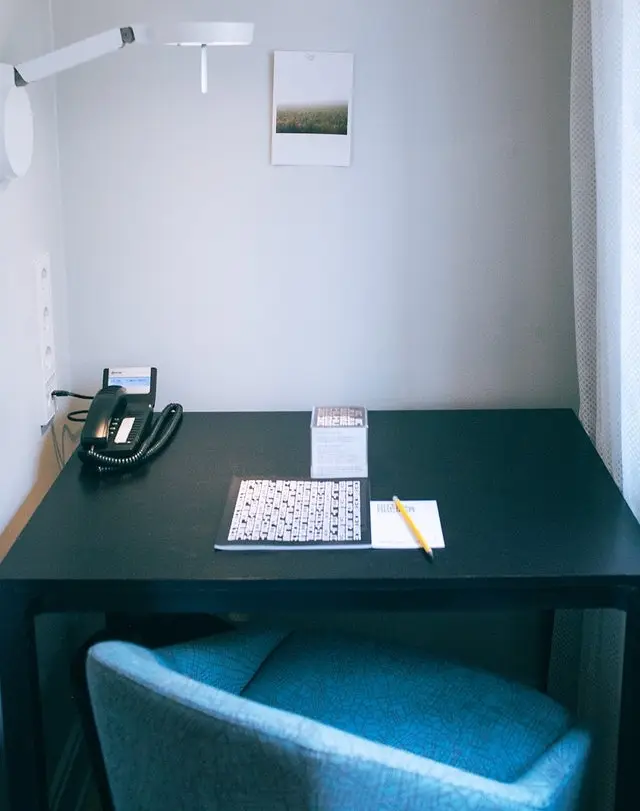 Corner desk